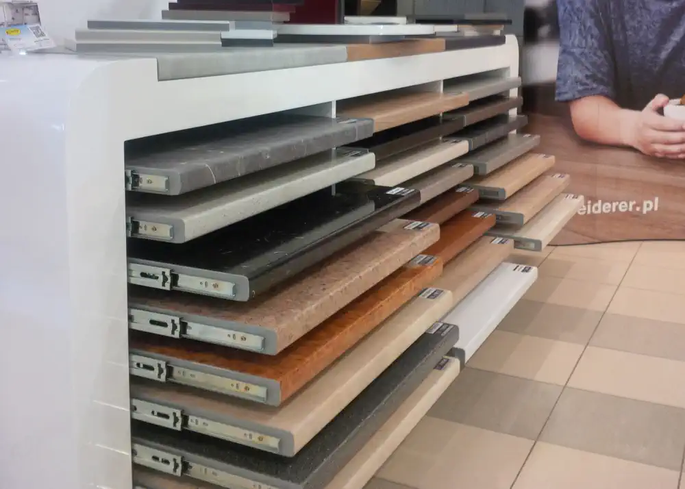 Moderna kuhinja sa kuhinjskom radnom pločom od kamena i drvenim frontovima