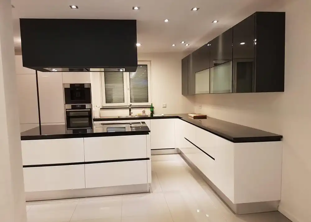 Moderna dnevna soba sa povoljnim namještajem po mjeri