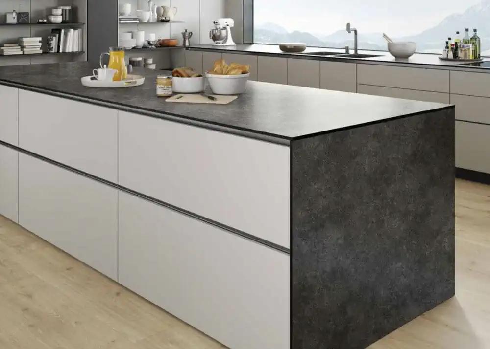 Savremena kuhinja s radnom pločom po mjeri izrađenom u Banjaluci