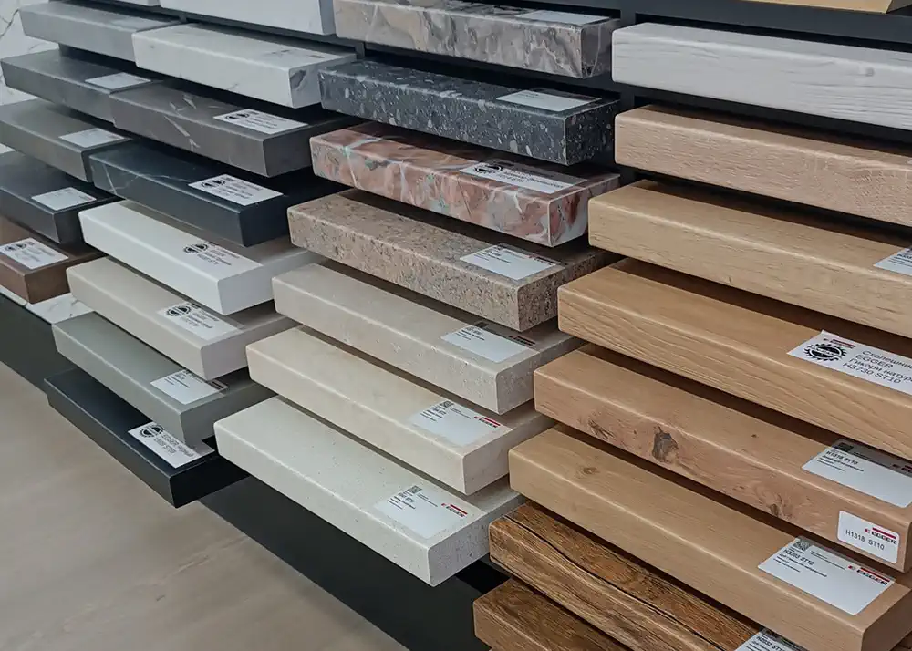 Savremena kuhinja sa radnom pločom od kvarca i drvenim elementima